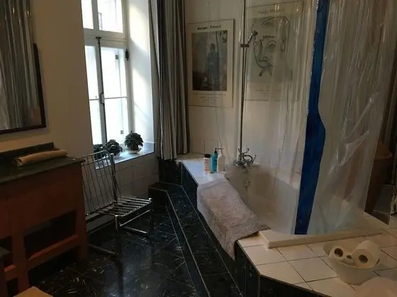 Standard Oda, 1 En Büyük (King) Boy Yatak, Ortak Banyo, Zemin Kat