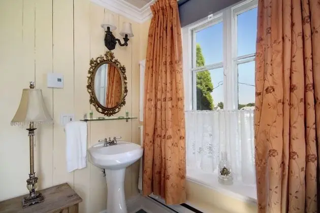 Oda, 1 Büyük (Queen) Boy Yatak, Ortak Banyo, Bahçe Manzaralı