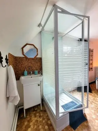 Apart Daire, Banyolu/Duşlu (Le Décollage)