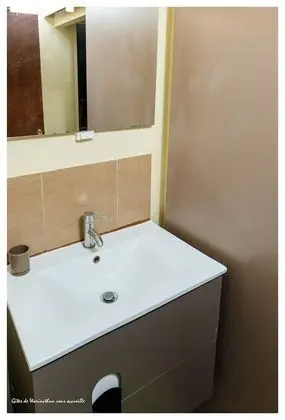 Family Ev, Banyolu/Duşlu (La Roseraie)