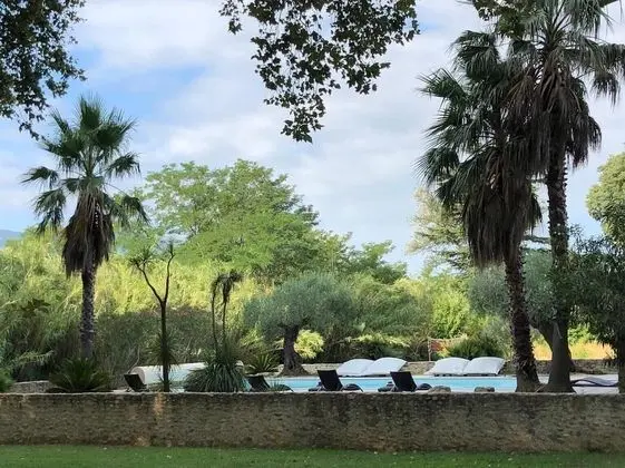 Kır Evi, Banyolu/Duşlu, Avlu Manzaralı