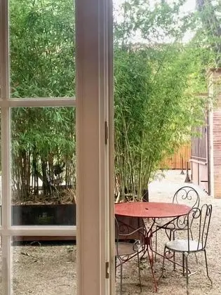 Kır Evi, Banyolu/Duşlu, Avlu Manzaralı