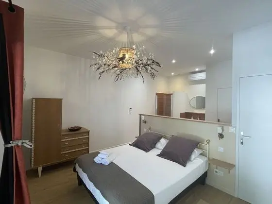 Kır Evi, Özel Banyo, Avlu Manzaralı (Canigou)