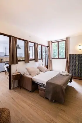 Kır Evi, Özel Banyo, Avlu Manzaralı (Canigou)