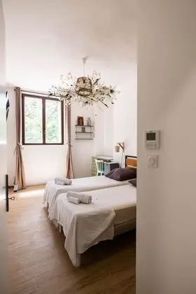 Kır Evi, Özel Banyo, Avlu Manzaralı (Canigou)