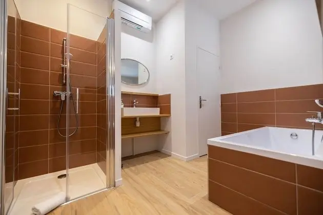 Kır Evi, Özel Banyo, Avlu Manzaralı (Canigou)