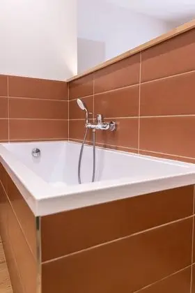 Kır Evi, Özel Banyo, Avlu Manzaralı (Canigou)