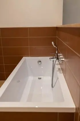 Kır Evi, Özel Banyo, Avlu Manzaralı (Canigou)