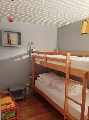 Kır Evi, Birden Çok Yatak, Sigara İçilmez (Les Primevères)