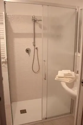 Üç Kişilik Oda (Sole)