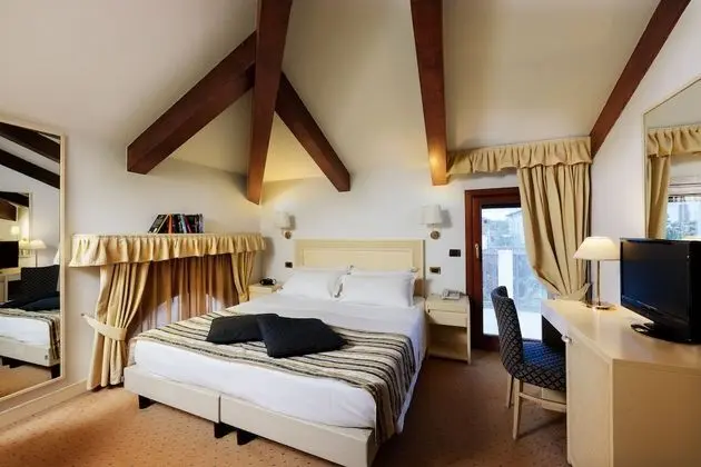 Superior Tek Büyük veya İki Ayrı Yataklı Oda, Kanal Manzaralı