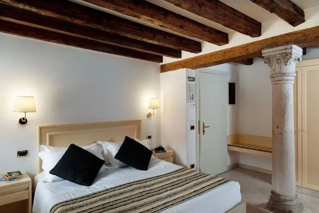 Superior Tek Büyük veya İki Ayrı Yataklı Oda, Kanal Manzaralı