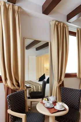 Superior Tek Büyük veya İki Ayrı Yataklı Oda, Kanal Manzaralı