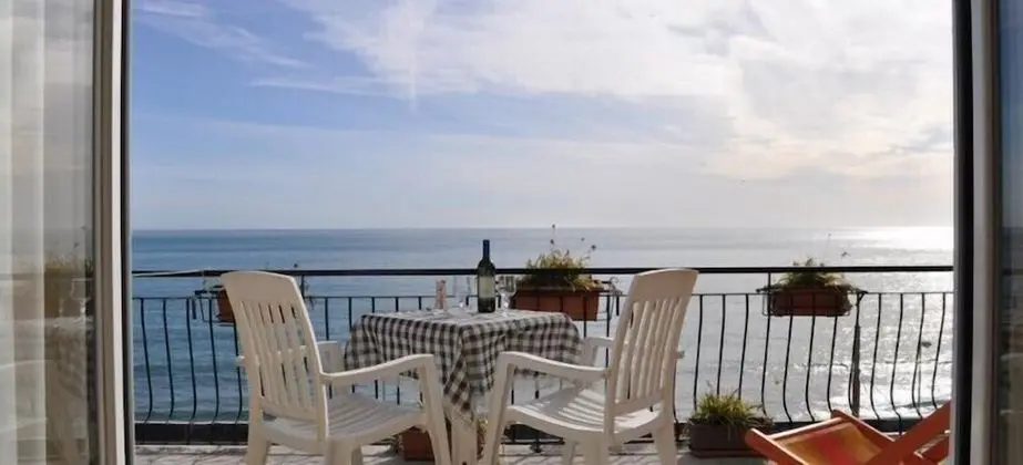 Tek Büyük veya İki Ayrı Yataklı Oda, Deniz Manzaralı