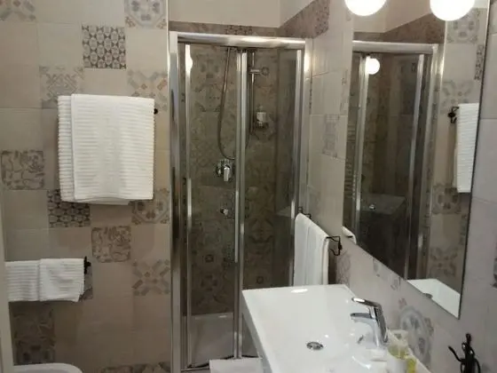 Economy Tek Büyük Yataklı Oda, Banyolu/Duşlu (camera 3)