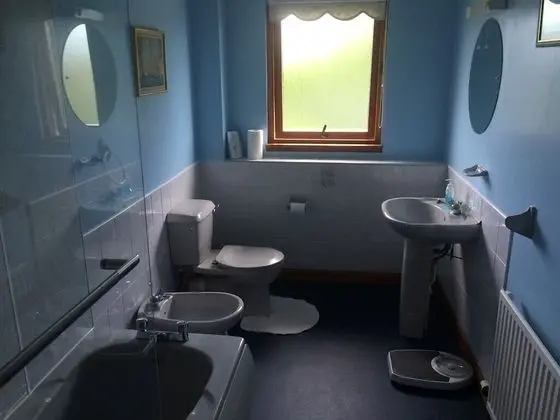 İki Ayrı Yataklı Oda, Ortak Banyo