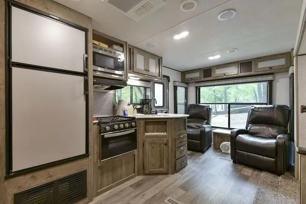 Karavan (Givens Glamper- 2021 Heartland W/thre)