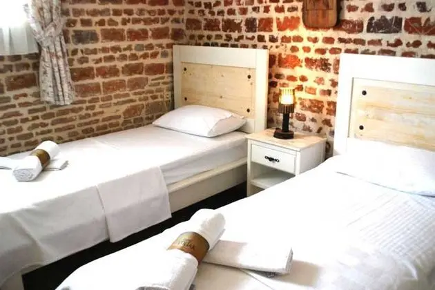 Twin Room, Kara Manzaralı