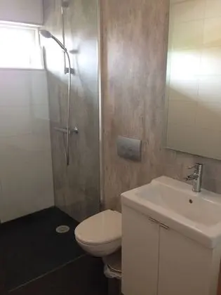 İki Ayrı Yataklı Oda, Ortak Banyo