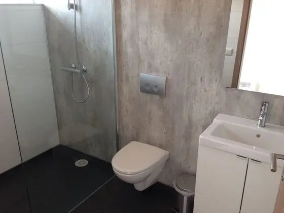 İki Ayrı Yataklı Oda, Ortak Banyo