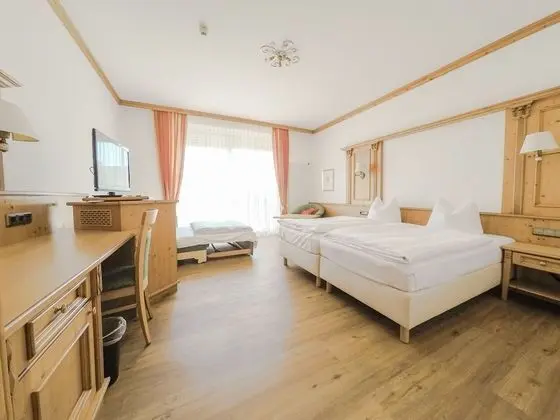 Deluxe Büyük Yataklı Tek Kişilik Oda, Balkon, Bahçe Manzaralı