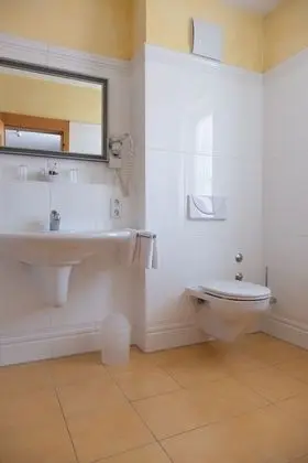 Deluxe Tek Büyük Yataklı Oda, Balkon, Bahçe Manzaralı