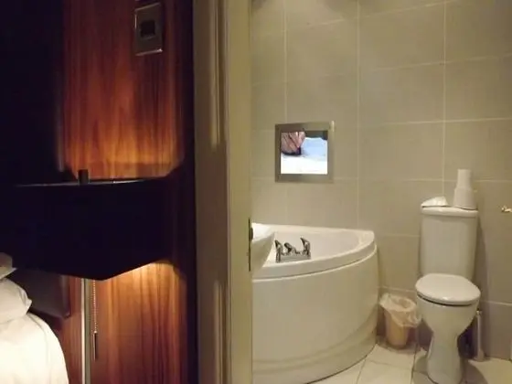 Tek Büyük Yataklı Oda, Banyolu/Duşlu (With Corner Bath/Shower)