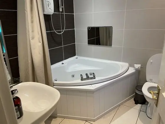 Tek Büyük Yataklı Oda, Banyolu/Duşlu (With Corner Bath/Shower)