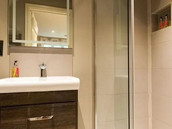 Luxury Tek Büyük Yataklı Oda, Banyolu/Duşlu, Bahçe Manzaralı