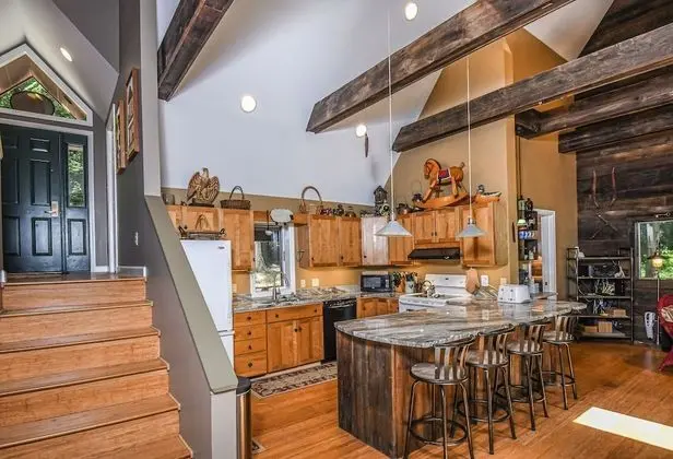 Ev, Birden Çok Yatak, Sıcak Su Havuzu