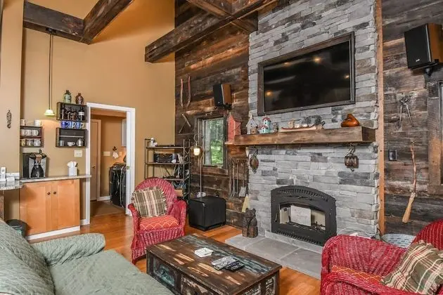 Ev, Birden Çok Yatak, Sıcak Su Havuzu