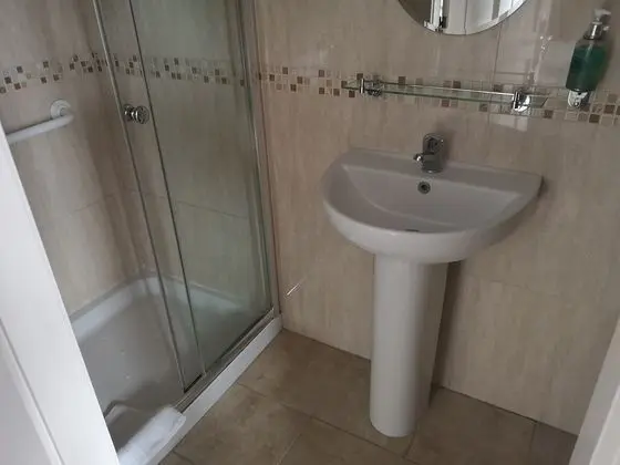 Standard Üç Kişilik Oda, Banyolu/Duşlu