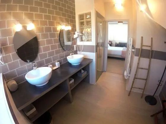 Tek Büyük veya İki Ayrı Yataklı Oda, Banyolu/Duşlu (Bassin)