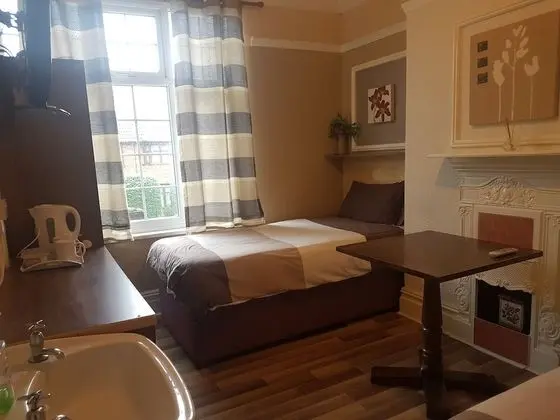 İki Ayrı Yataklı Oda, Ortak Banyo