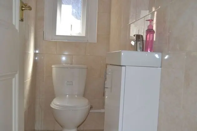 İki Ayrı Yataklı Oda, Ortak Banyo