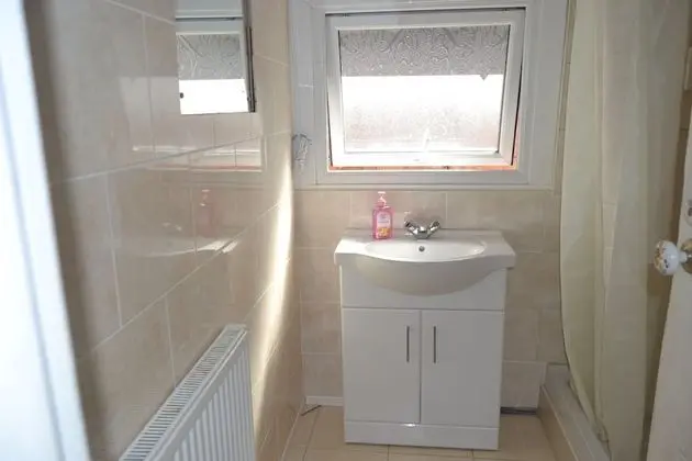 İki Ayrı Yataklı Oda, Ortak Banyo