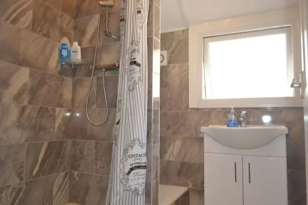 Tek Büyük Yataklı Oda, Ortak Banyo