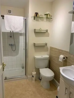 Tek Büyük Yataklı Oda, Ortak Banyo, Zemin Kat