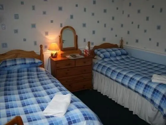 İki Ayrı Yataklı Oda, Ortak Banyo