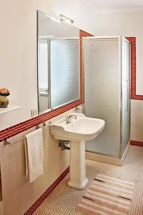 Deluxe Tek Büyük veya İki Ayrı Yataklı Oda, Banyolu/Duşlu, Bahçe Manzaralı