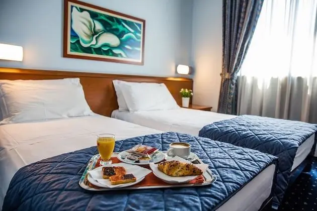 Tek Büyük Yataklı Oda, 2 Tek Kişilik Yatak