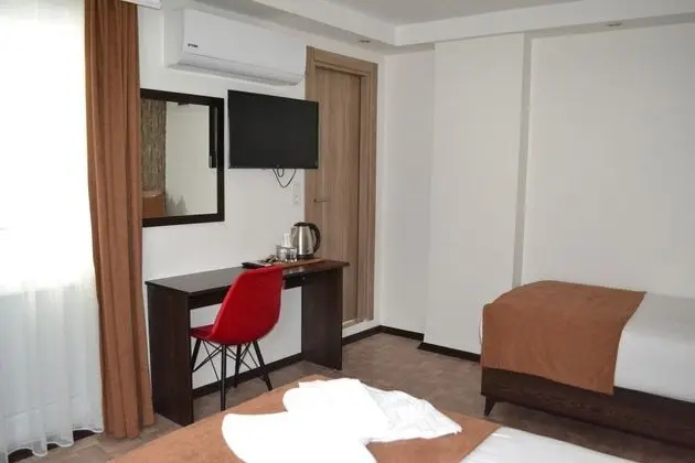 Balkonlu Üç Kişilik Oda