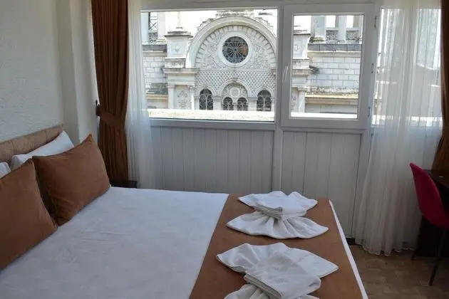 Kilise Manzaralı Çift Kişilik Oda