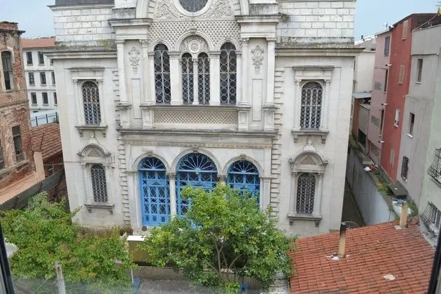 Kilise Manzaralı Üç Kişilik Oda