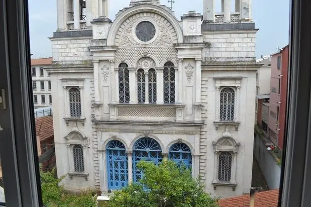 Kilise Manzaralı Üç Kişilik Oda