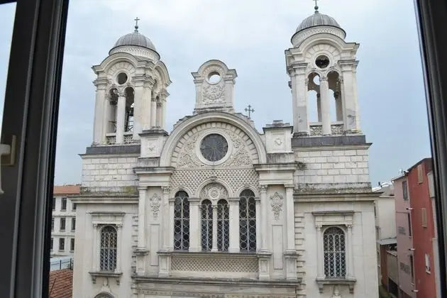 Kilise Manzaralı Üç Kişilik Oda