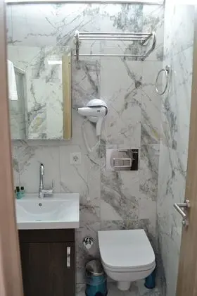 Standard Tek Büyük veya İki Ayrı Yataklı Oda, Balkon/Veranda, Kısmi Deniz Manzaralı