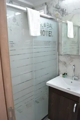 Standard Tek Büyük veya İki Ayrı Yataklı Oda, Balkon/Veranda, Kısmi Deniz Manzaralı