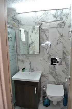 Standard Tek Büyük veya İki Ayrı Yataklı Oda, Balkon/Veranda, Kısmi Deniz Manzaralı