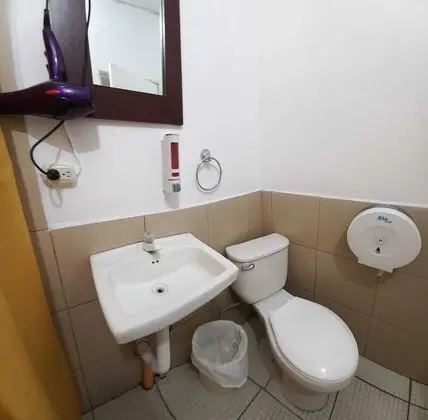 Economy Tek Büyük Yataklı Oda, 2 Çift Kişilik Yatak, Sigara İçilmez, Banyolu/Duşlu